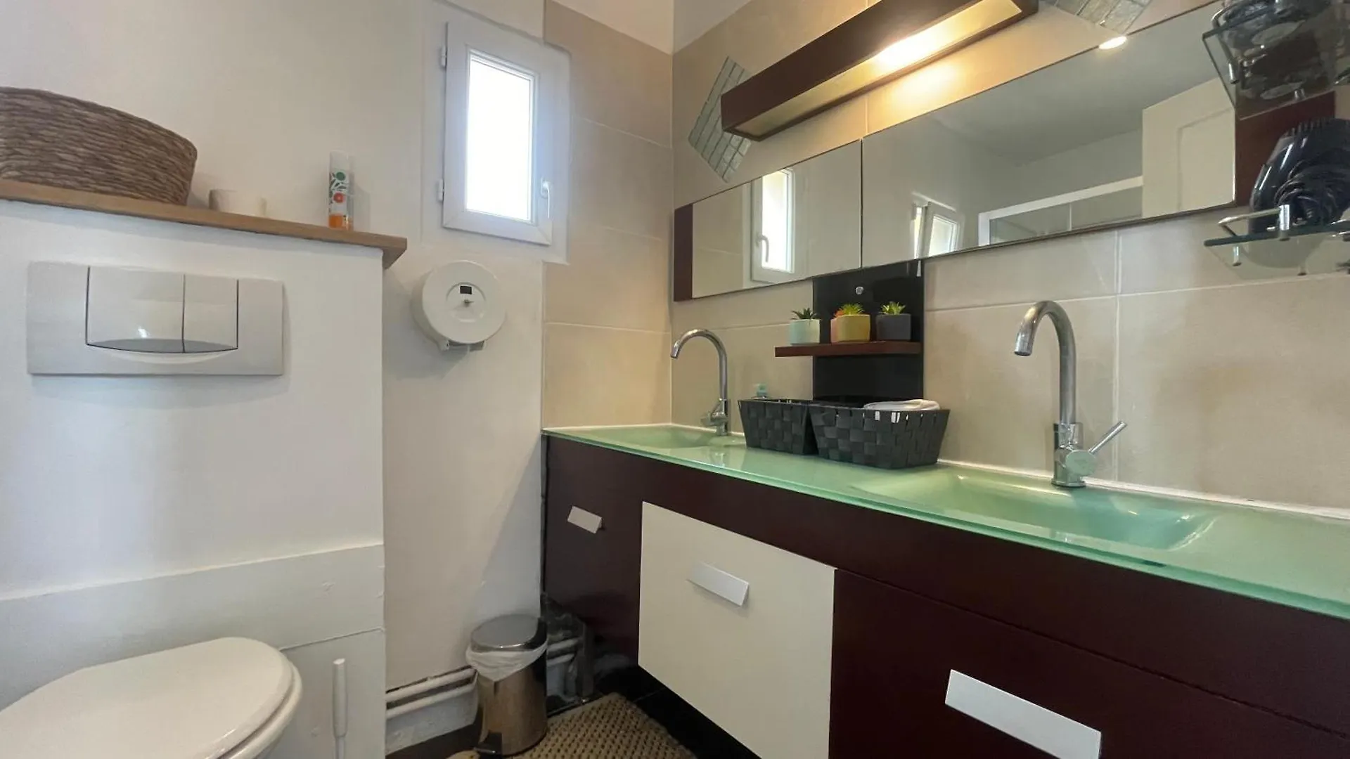 Le Doolies - Holiday Inn Biarritz Hostel