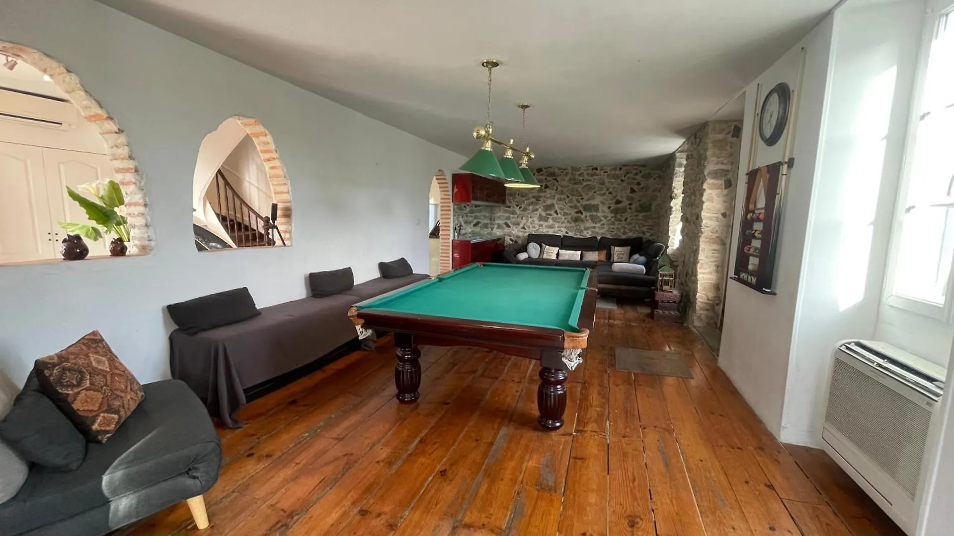 Le Doolies - Holiday Inn Biarritz Hostel