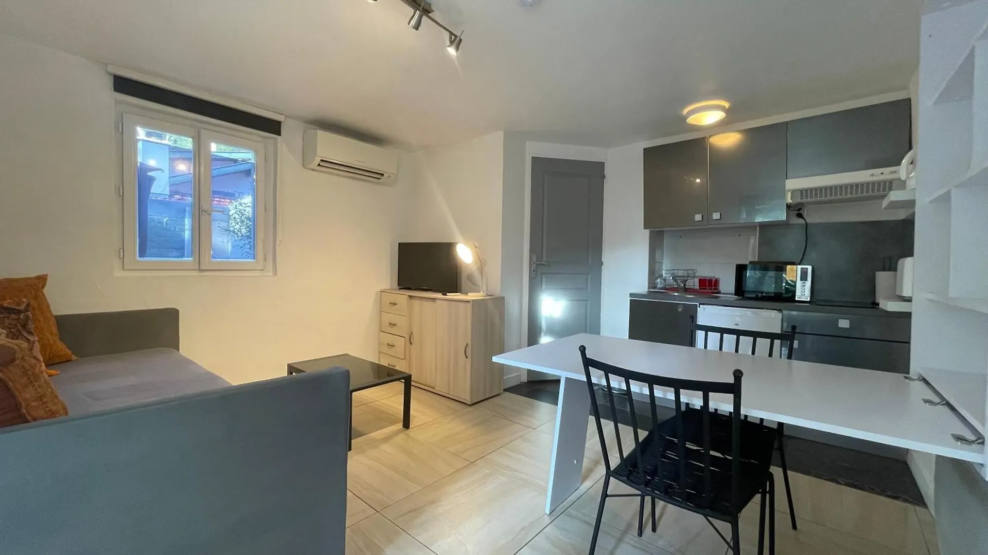 Hostel Le Doolies - Holiday Inn Biarritz France