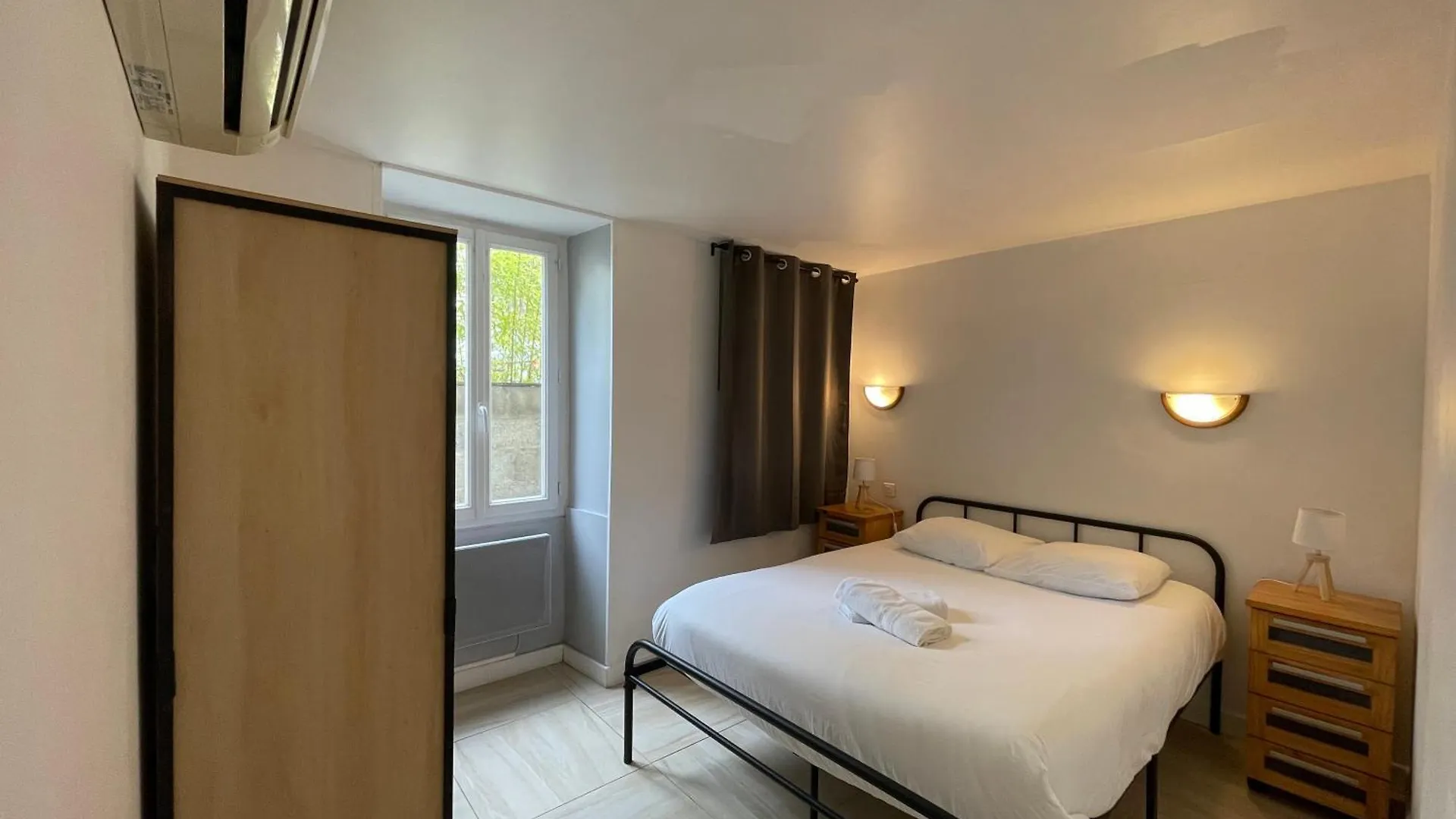 Le Doolies - Holiday Inn Biarritz Hostel